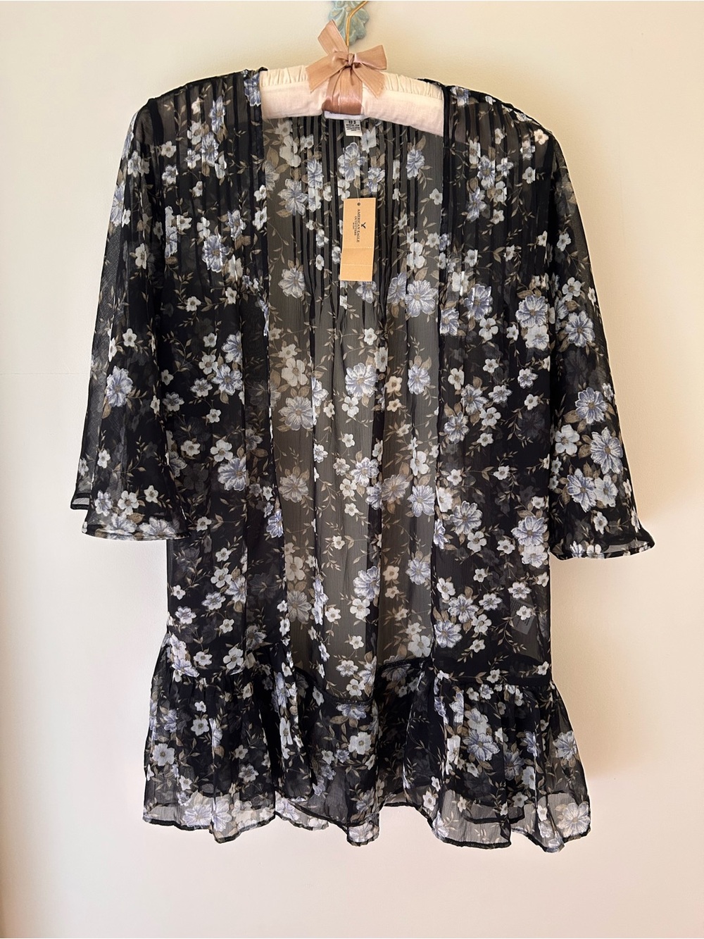 American Eagle Sheer Chiffon Floral Shawl
Size: XS/S
NWT